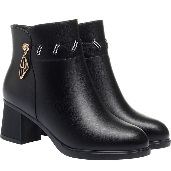 Stílusos női csizma vastag béléssel és fém díszítéssel