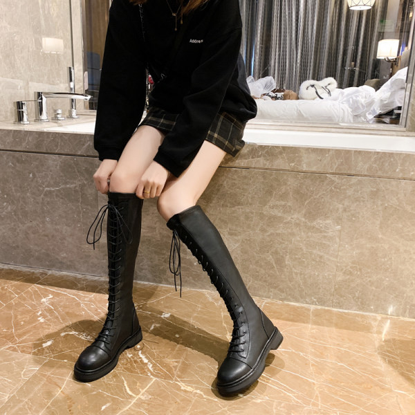 Női fekete műbőr csizma lapos talppal és fűzővel