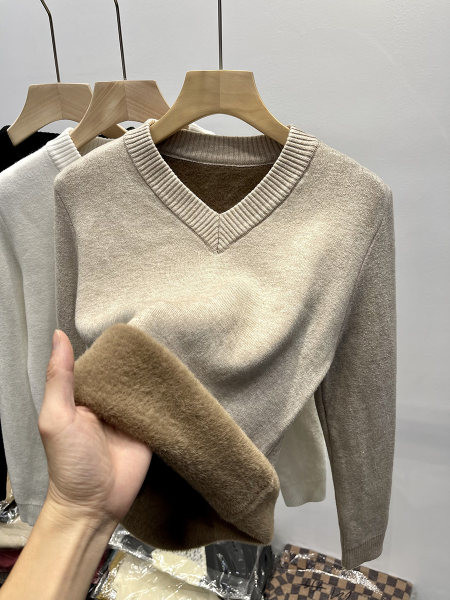 Spitz nyakkivágású pulóver meleg béléssel