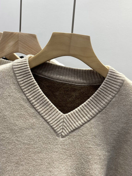 Spitz nyakkivágású pulóver meleg béléssel