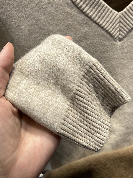 Spitz nyakkivágású pulóver meleg béléssel