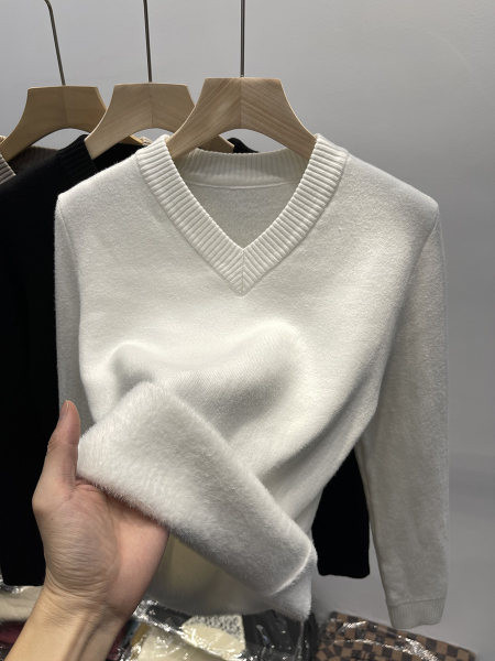 Spitz nyakkivágású pulóver meleg béléssel