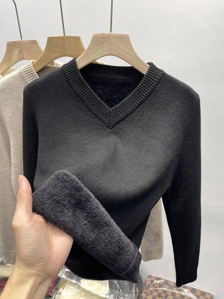 Spitz nyakkivágású pulóver meleg béléssel