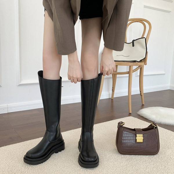 Kareda tallaga naiste nahast saapad