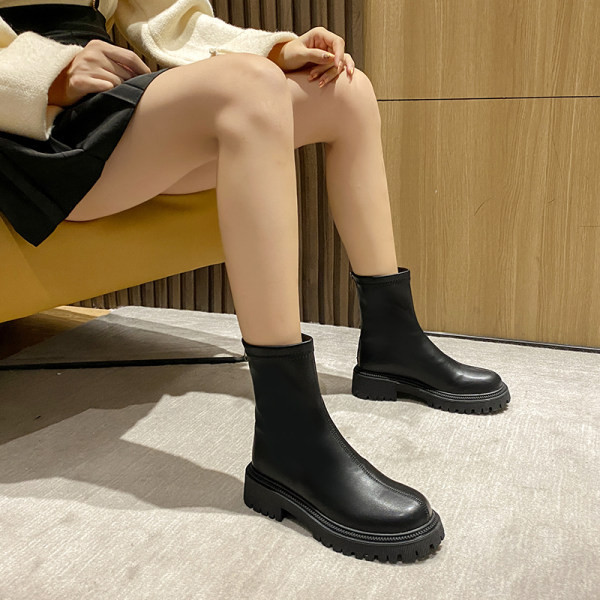 Lapos talpú női alkalmi csizma több színben