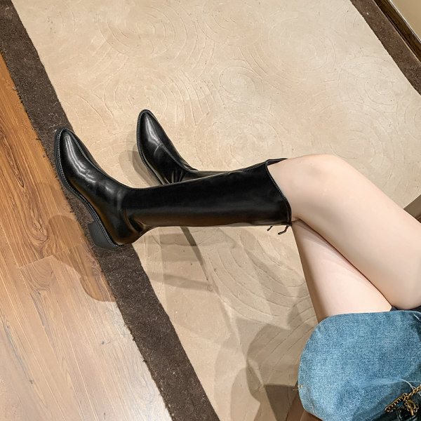 Modern hegyes műbőr csizma