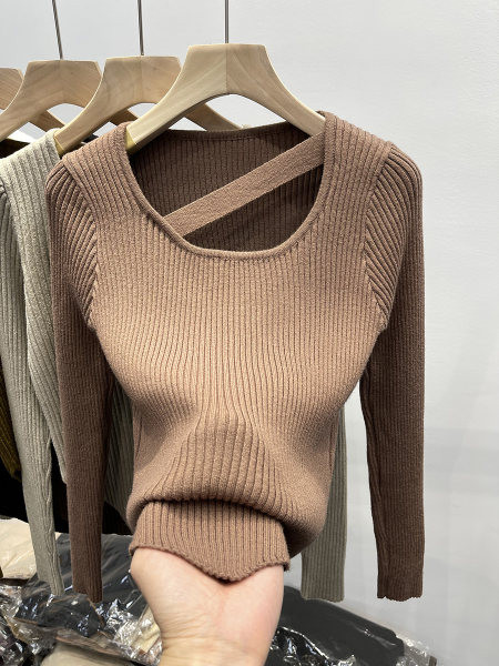 Kerek nyakkivágású, hosszú ujjú női pulóver - többféle színben