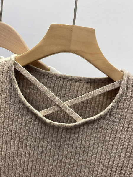 Szakadt női pulóver keresztkötéssel