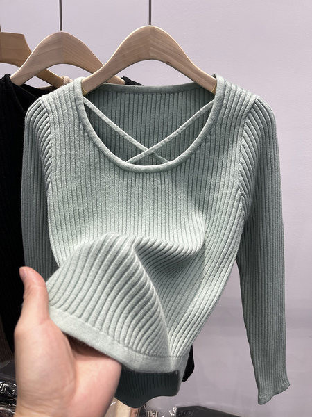 Szakadt női pulóver keresztkötéssel