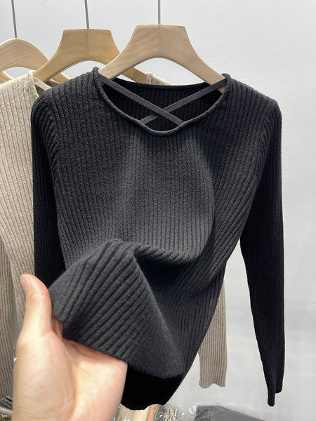 Szakadt női pulóver keresztkötéssel