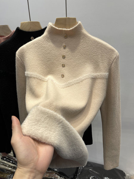 Puha női pulóver őszre és télre, díszgombokkal