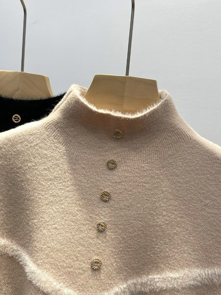 Puha női pulóver őszre és télre, díszgombokkal