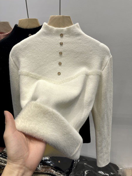 Puha női pulóver őszre és télre, díszgombokkal