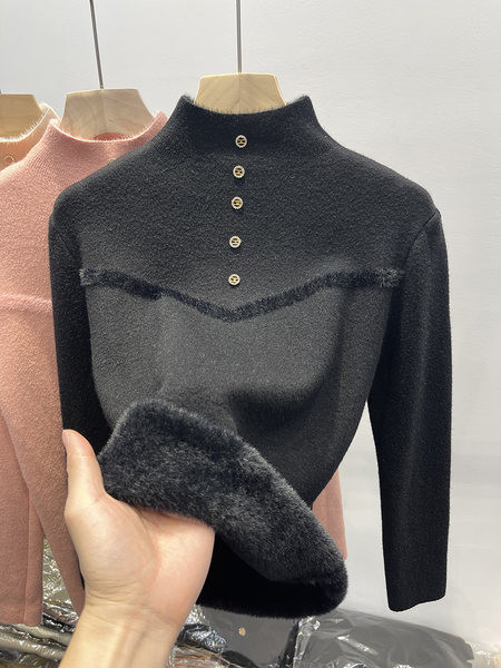 Puha női pulóver őszre és télre, díszgombokkal