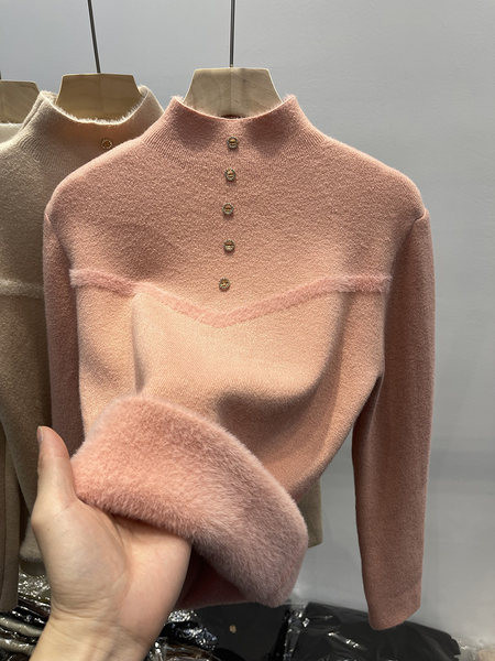 Puha női pulóver őszre és télre, díszgombokkal