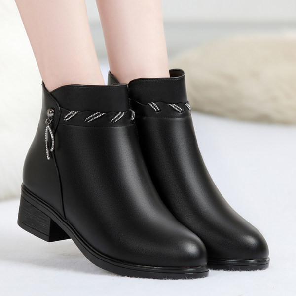 Stílusos női csizma őszre és télre meleg béléssel