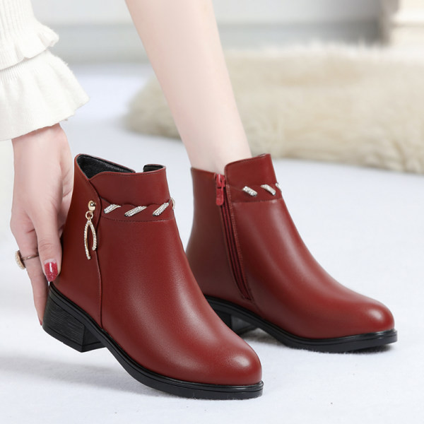 Stílusos női csizma őszre és télre meleg béléssel