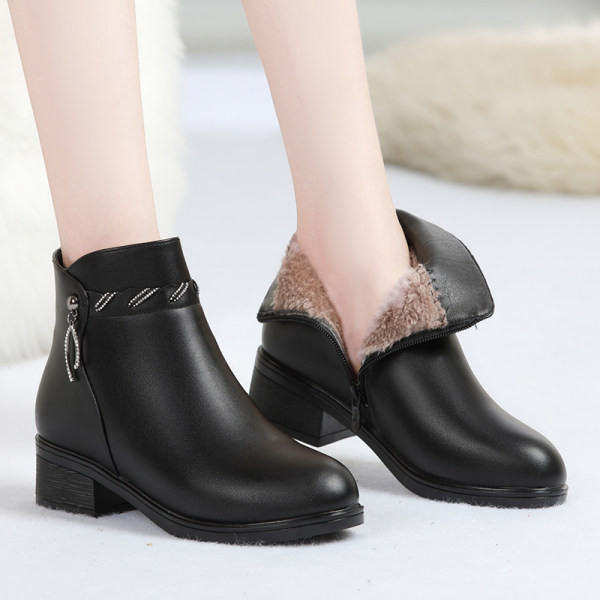 Stílusos női csizma őszre és télre meleg béléssel