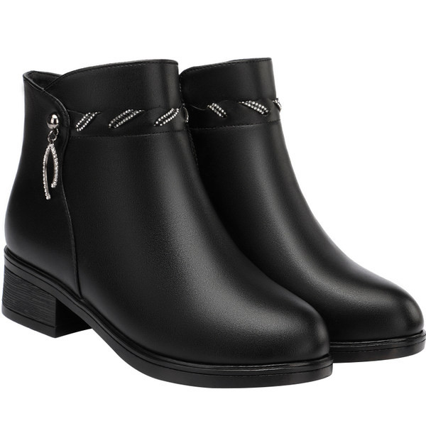 Stílusos női csizma őszre és télre meleg béléssel