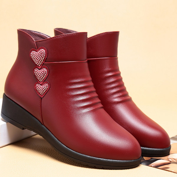 Női bőrcsizma meleg béléssel és díszítő kövekkel