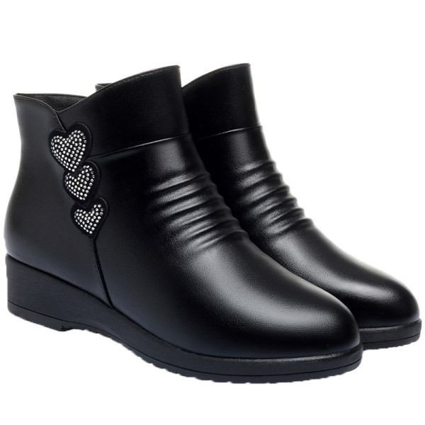 Női bőrcsizma meleg béléssel és díszítő kövekkel