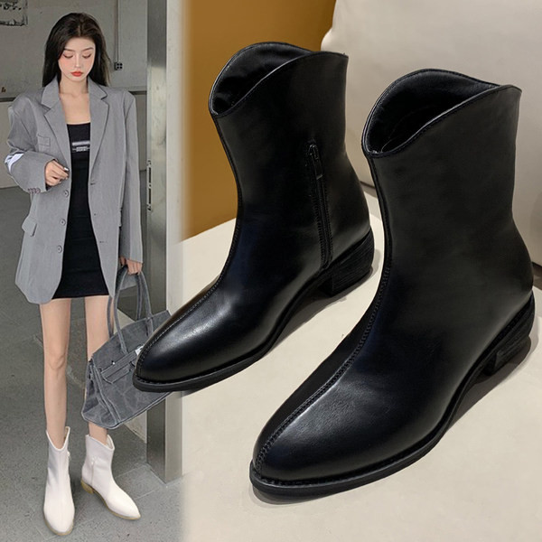 Női bőrcsizma kihegyezett modellje cipzárral