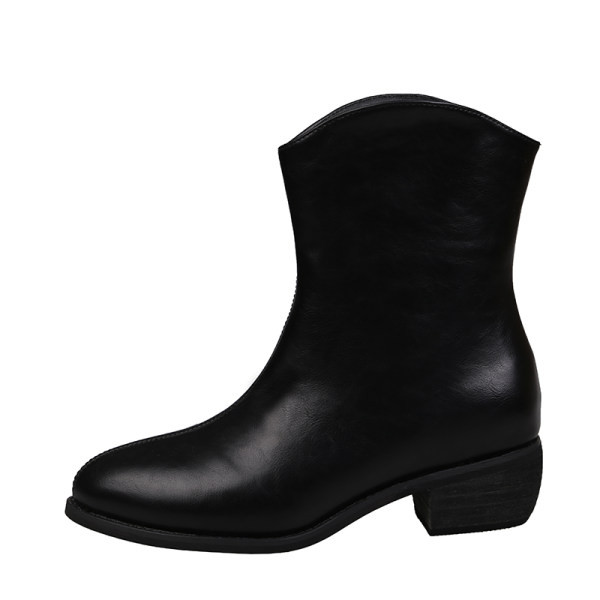 Női bőrcsizma kihegyezett modellje cipzárral