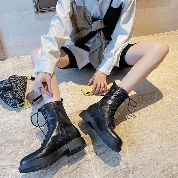 Női bőr fűzős csizma - fekete színű