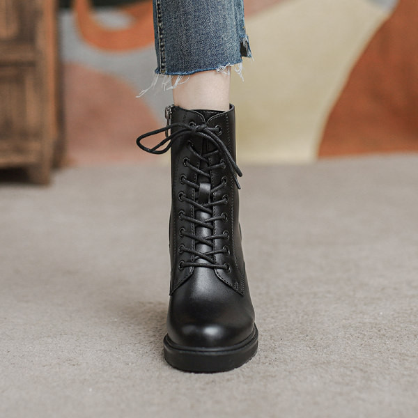 Műbőrből készült női csizma vastag felsővel