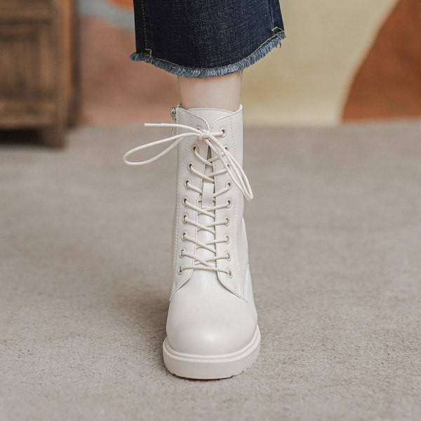 Műbőrből készült női csizma vastag felsővel