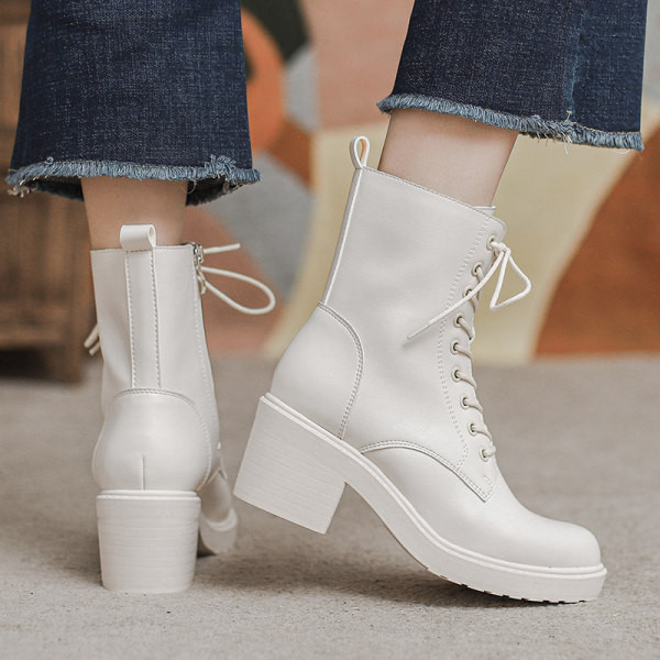 Műbőrből készült női csizma vastag felsővel