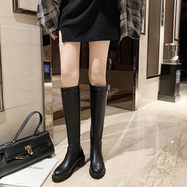 Női bőrcsizma csattal