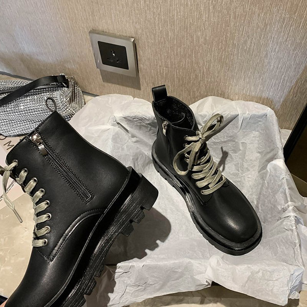 Alkalmi női csizma fekete műbőrből, fűzővel és cipzárral