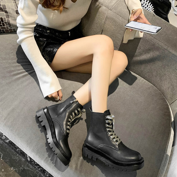 Alkalmi női csizma fekete műbőrből, fűzővel és cipzárral