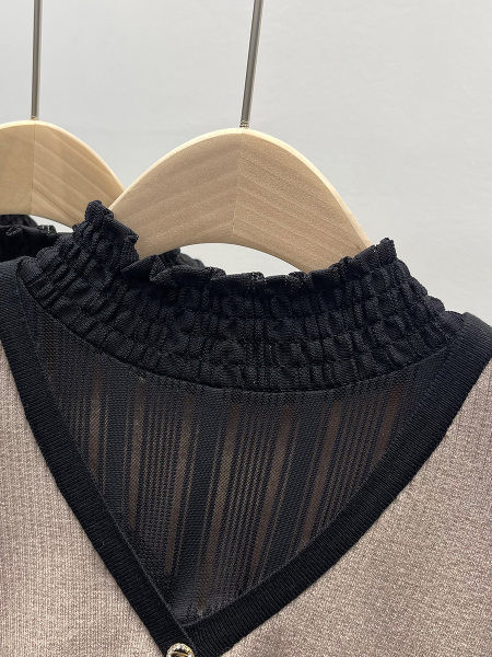 Modern női testhezálló pulóver pólógallérral - többféle színben