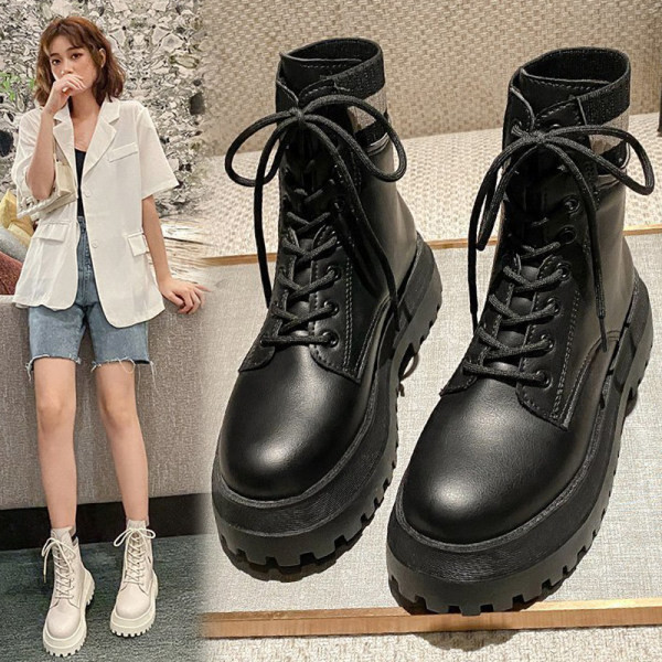 Modern női csizma magas talppal és fűzővel