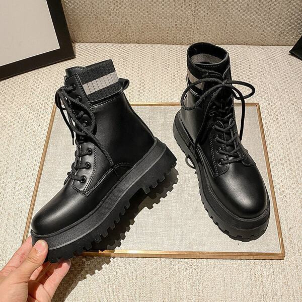 Modern női csizma magas talppal és fűzővel