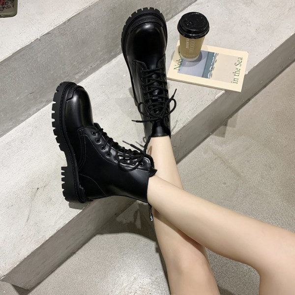 Női alkalmi bőrcsizma színes nyakkendőkkel