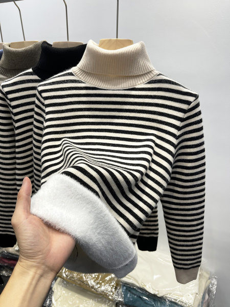 Csíkos női pulóver pólógallérral