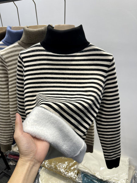 Csíkos női pulóver pólógallérral