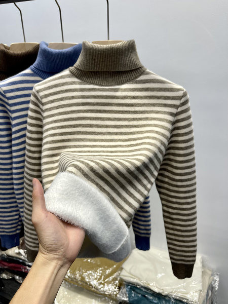 Csíkos női pulóver pólógallérral