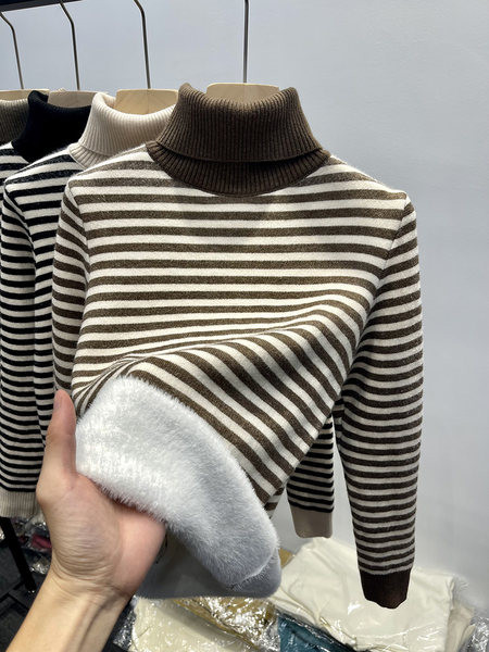 Csíkos női pulóver pólógallérral