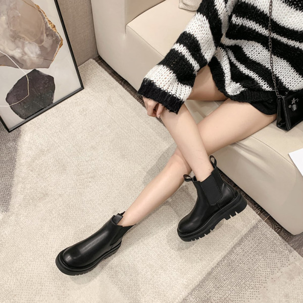 Női fekete műbőr csizma őszre-télre, lapos talppal