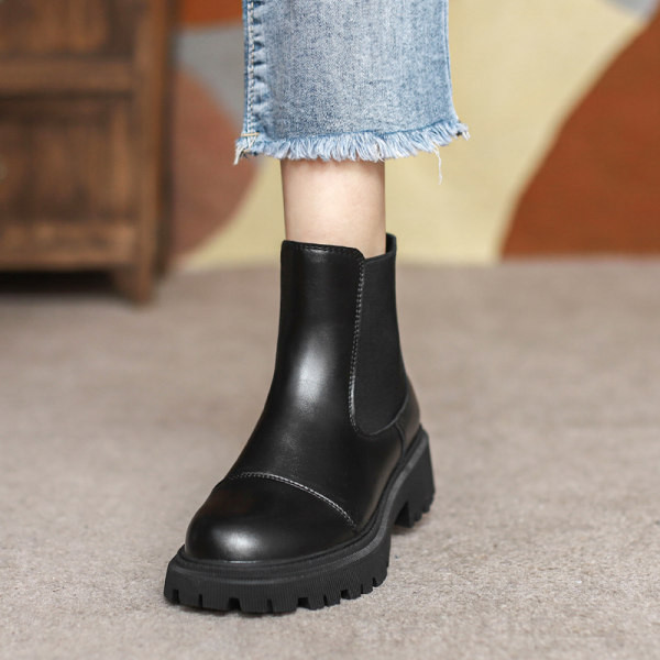 Alkalmi női bőrcsizma durva talppal