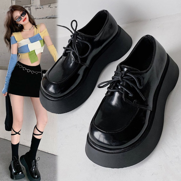 Női téli cipő fűzős fekete színben