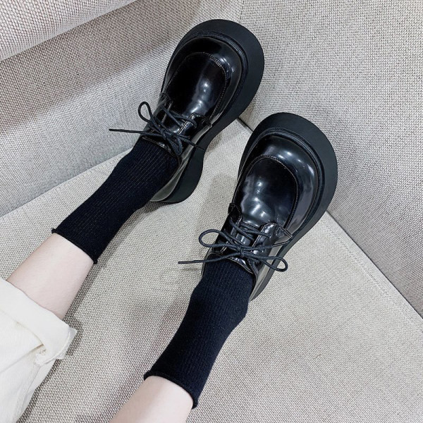 Női téli cipő fűzős fekete színben