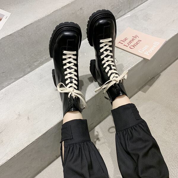 Fekete fűzős női téli csizma új modellje