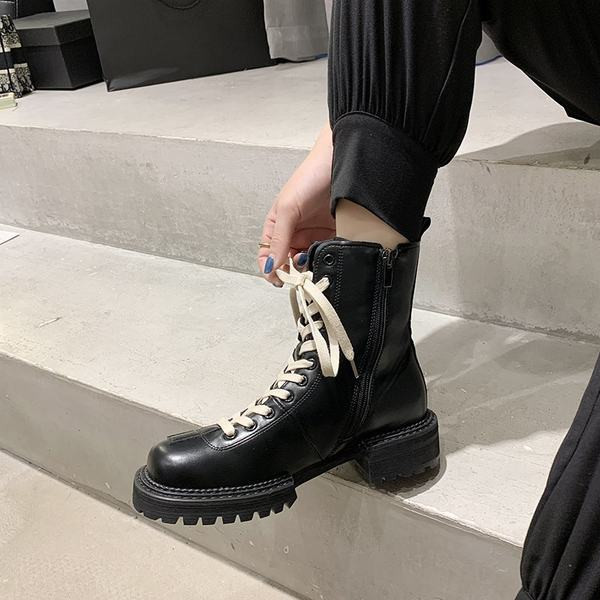 Fekete fűzős női téli csizma új modellje