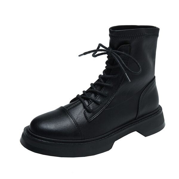 Fekete színű, fűzős női csizma