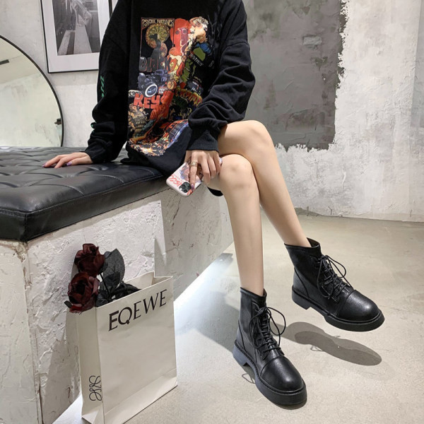 Fekete színű, fűzős női csizma